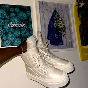 NEW!Cream Chunky Platform Sneakers with Lace-Up Design Sz 9 fits like a Sz 8